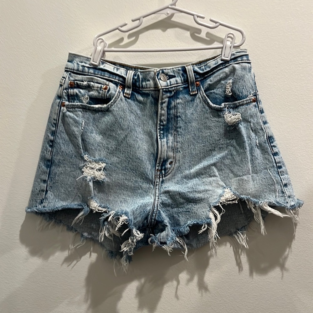 Abercrombie & Fitch “The Mom short high rise”